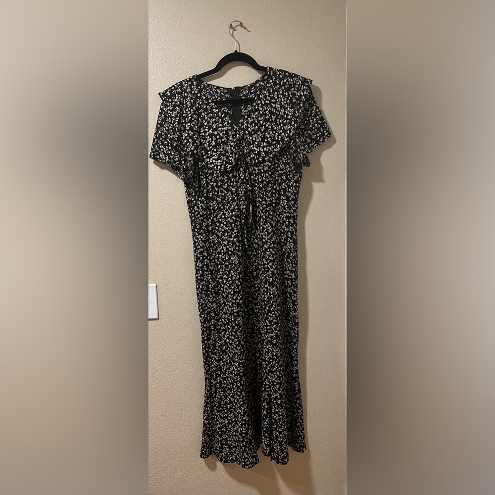 Floral black and beige patterned maxi dress ( has foam shoulder pads)